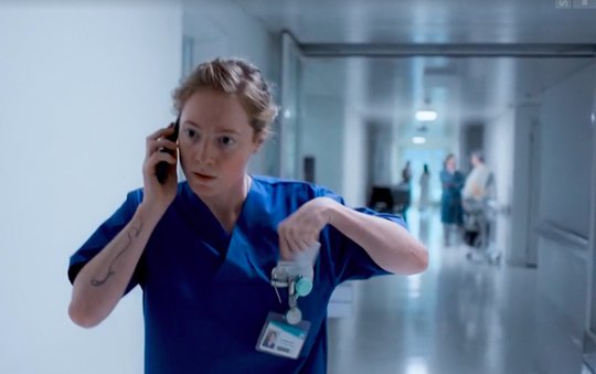 Die unermüdliche, aber überarbeitete Krankenschwester Flora (Leonie Benesch) zieht das Publikum in ihren Bann... (Bild: Screenshot SRF)