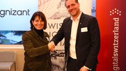 Handschlag: Doris Leuthard, Präsidentin der Swiss Digital Initiative, und Jan Meemken, Sub-Regional Manager DACH bei SGS... (Bild: zVg)