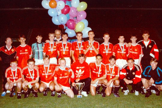 Superstars in ihrer Jugend: Manchester United beendet das Turnier 1992 auf dem zweiten Platz. David Beckham (zweiter von links unten) ist beschränkt begeistert... (zVg / Blue Stars Archiv)