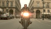 Tom Cruise bei einer Szene in Rom. Auf dem schnellen Töff ist er zumindest vor Aerosolen sicher......   (Bild: Skydance Media, Paramount)