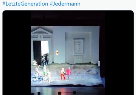 Ein Video der Klimaaktivisten zeigt, wie diese während der «Jedermann»-Premiere  in Salzburg nachhaltig aus dem Saal geführt werden...    (Bild: Twitter Klimaaktivisten)