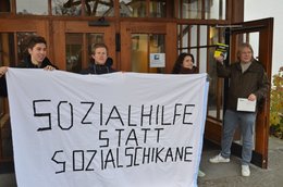 Junge Grüne überreichten die Knigge-Lektüre.