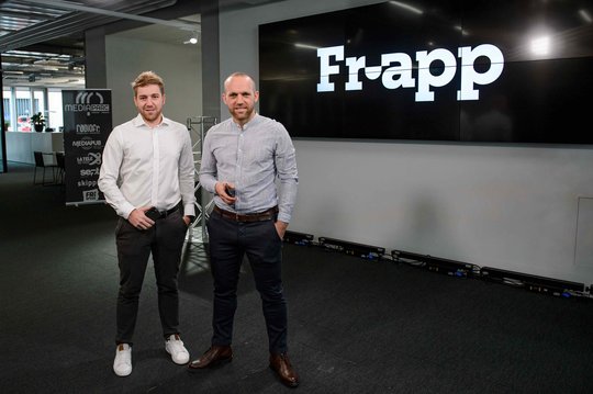 Maxime Seydoux (l.) und Lukas Schneuwly starten mit einem Team von zehn Angestellten... (Bild: Fred Jonin/RadioFr)