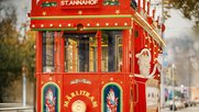Seit 1958 gehört das rot glänzende Tram mit dem «Samichlaus» am Steuer zur Adventszeit... (Bild: zVg)