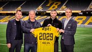Der neue Sponsor mit René Lanz und Jonathan Schmid (Mitte) mit Andreas Feremutsch und Gian-Andrea Giacometti von den Berner Young Boys... (Bild: zVg)