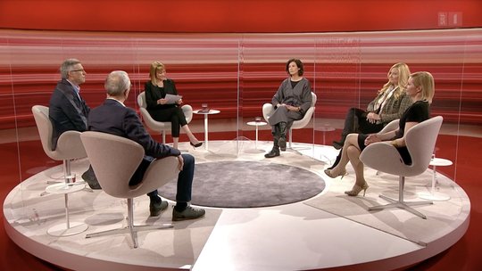 Wo ist die Grenze zwischen Sexismus und Arbeitsklima? Darüber diskutierten die Gäste mit Moderatorin Barbara Lüthi... (Bild: SRF)