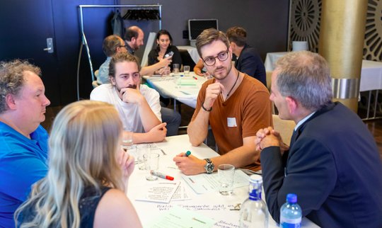 Der Austausch über das Öffentlichkeitsprinzip in den Kantonen soll mit Lunch-Treffen von Medienschaffenden und Behörden gefördert werden... (Bild: zVg / © Raphael Hünerfauth)