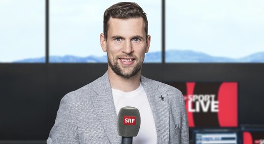 Nach 18 Jahren als Profifussballer folgt die Experten-Karriere hinter dem Mikrofon: Fabian Frei erklärt die Fussballwelt ab der Saison 2025/26...   (Bild: SRF/zVg)