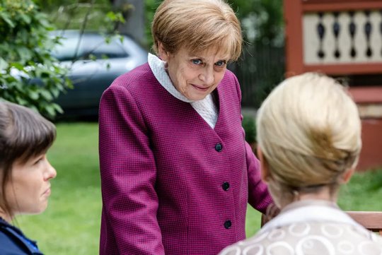 Katharina Thalbach als Miss Merkel. Die ehemalige Kanzlerin hat die Schauspielerin nicht gekannt. Die beiden waren aber schon einmal zusammen beim gleichen Frisör…     (Bild: RTL)       