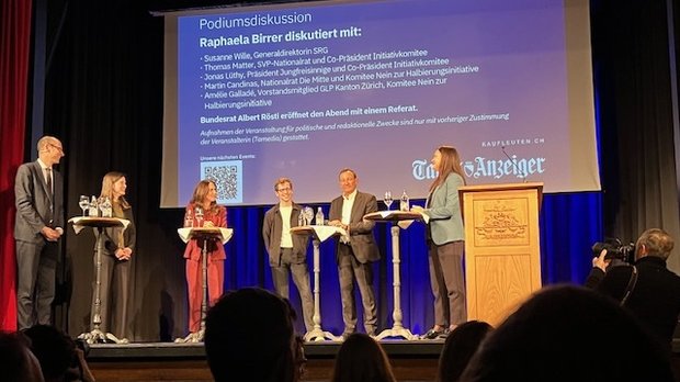 Auf dem «Tages-Anzeiger»-Podium: Martin Candinas, Amélie Galladé, Susanne Wille, Jonas Lüthy, Thomas Matter und Moderatorin Raphaela Birrer... (v.l. Bild: © Klein Report)