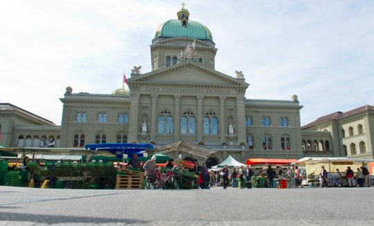 Senkung der Gebühren für Haushalte und Befreiung der Unternehmen: Noch sind erst die Eckwerte des Gegenentwurfs bekannt... (Bild: © Parlamentsdienste)