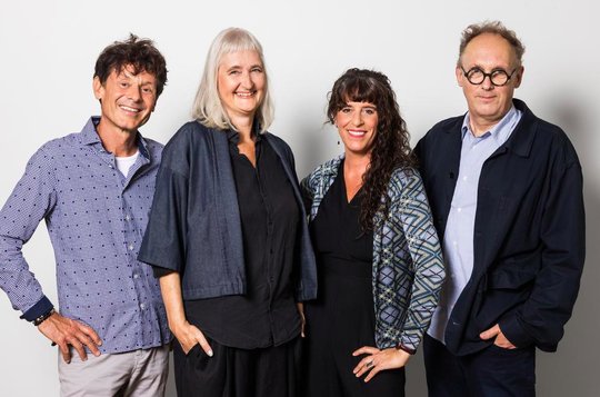 Der neue «Kulturplatz Talk» wird moderiert von Felix Münger, Barbara B. Peter, Rahel Giger und Florian Hauser (v.l.; Bild: © SRF/Gian Vaitl)
