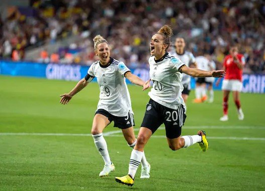 Die deutsche Frauen-Nationalmannschaft steht im Halbfinale der Frauen-EM! Im Duell mit Nachbar Österreich siegt das DFB-Team mit 2:0 und bleibt damit noch immer ohne Gegentor…    (Screenshot Youtube)