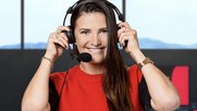 Rachel Rinast etwas salopp unterwegs (©SRF)