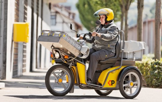 Die Post wird umgekrempelt: Um die Zeitungen und Zeitschriften bis 12:30 Uhr flächendeckend in die Briefkästen werfen zu können, rechnet die Post mit laufend wachsenden Kosten... (Bild: zVg)