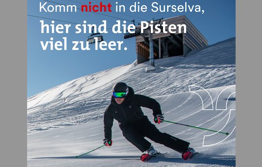 Die Kampagne mit Ironie und Pulverschnee für Surselva Tourismus läuft zurzeit in mehreren Städten... (Bild: zVg)