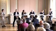 Auf dem Podium: Marc Holitscher, Microsoft Schweiz, Katja Murmann, Stifterverein Medienqualität, Andrea Masüger, Verlegerverband, Angela Müller, AlgorithmWatch CH, und Mark Eisenegger, Direktor des fög...        (v.l., Screenshot Livestream/Uni Zürich)