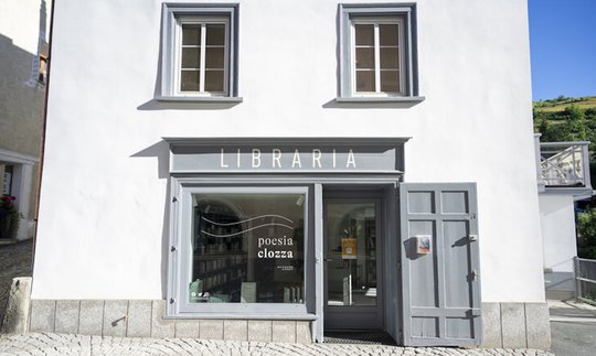 5000 Franken Preisgeld für 50 Quadratmeter Bücher: Die Libraria Poesia Clozza mitten im Dorfkern von Scuol. (Bild © poesie-clozza.ch)