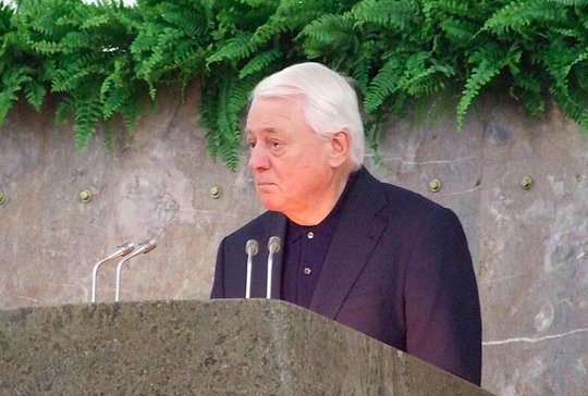 Alexander Kluge im Jahr 2009 bei seiner Dankesrede zum Adorno-Preis... (Bild: Wikipedia)