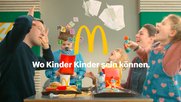 Die Kampagne präsentiert das Fastfood-Restaurant als einen familienfreundlichen Ort, «wo Kinder Kinder sein können»... (Bild: zVg)