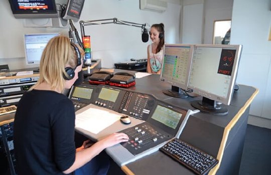 Die Kultur-Reporterinnen und Radiomacher aus Flüchtlingsländern sind bei der Radioschule Klipp+Klang in Zürich ausgebildet worden...       (Bild: Webseite Radioschule)