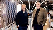 Besiegeln die Zusammenarbeit für die nächsten zehn Jahre: Direktor von Swiss Olympic, Roger Schnegg (l.), und Horst Hauer, CEO von Ochsner Sport... (Bild: zVg)