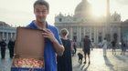 «Die umstrittenste Pizza der Welt durchschreitet die Heilige Pforte und wird von allen Sünden freigesprochen»  (Bild: Domino's/zVg)