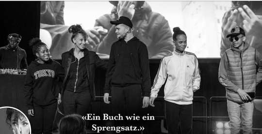 «Mit sarkastischem Ingrimm begleitet Sibylle Berg vier Londoner Jugendliche aus kaputten Familien durch die Horrorszenarien einer deregulierten Gesellschaft und weiter in die Zukunft, in die Diktatur der künstlichen Intelligenz.»