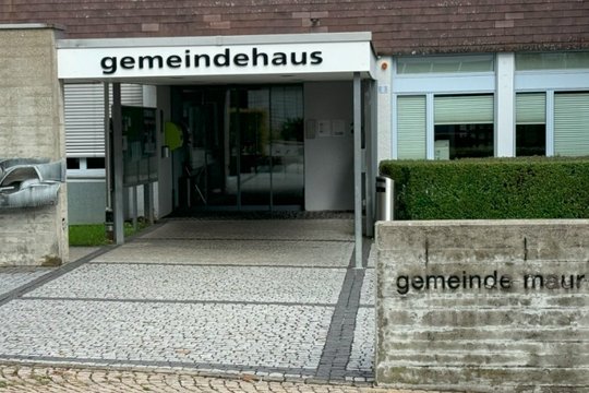 Im Gemeindehaus in Maur erarbeiten Gemeinderat und Verwaltung gemeinsam die Interviewfragen und -antworten für die Dorfzeitung «Maurmer Post»... (Bild: © Klein Report)