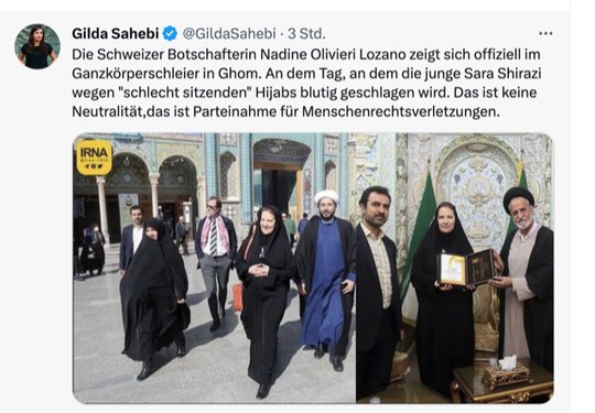 Die Schweizer Botschafterin zeigt sich lächelnd und verschleiert mit einem Mullah beim Besuch eines heiligen Frauen-Schreins...        (Twitter)