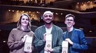 Hazel Brugger, Hauptgewinner Abdul Kader Chahin und Noah Klaus (r.), der den Publikumspreis in der Hamburger Elbphilharmonie abräumte... (Bild: 10 Punkte GmbH zVg/Fotograf Michelle Jekel)