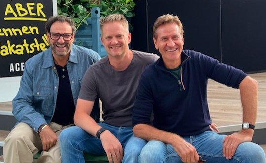 Carlos Lima (l.), Florian Zimmermann und der Comedian Rob Spence an der Party zum 20. Geburtstag…   (Bild: © Klein Report)