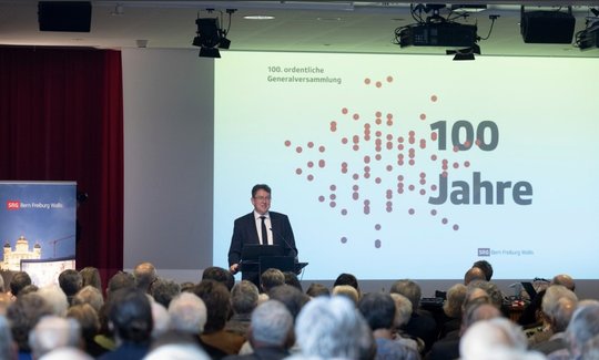 Medienminister Rösti überbrachte Glückwünsche und führte aus, weshalb der Bundesrat die Initiative ablehne und weshalb das Gremium eine Senkung der Radio- und Fernsehgebühr auf 300 Franken vorschlage...  (Bild: SRG BFW/zVg)