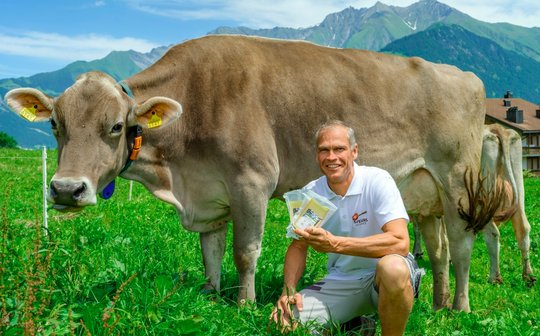 Der Bündner Käse kommt «direkt vom Hof» des Ex-Mister-Schweiz und Aldi-Testimonials Renzo Blumenthal... (Bild: zVg)