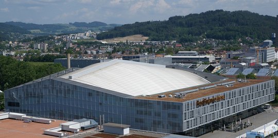 Insgesamt besuchten über 40´000 Kletterbegeisterte und -interessierte die Veranstaltung in der PostFinance Arena in Bern... (Bild: © wikipedia)