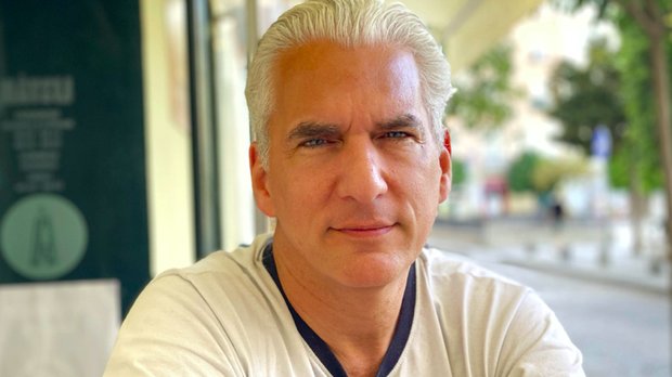 «Wenn man die Fehlinformationen entfernt, bleibt nicht mehr viel übrig, worüber man berichten könnte», sagt Miguel Esteban, der den Opernstar Anna Netrebko managt... (Bild: zVg / © Yanny Tokyo)