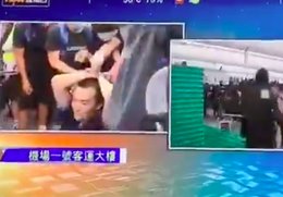 Chinesischer Staatsjournalist wird gefesselt