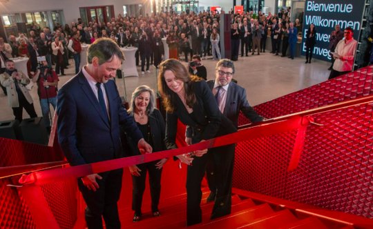 SRG-Direktorin Susanne Wille und RTS-Direktor Pascal Crittin weihen den Neubau ein... (Bild: zVg)