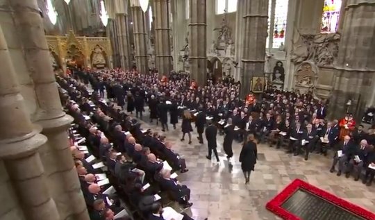 Zeremoniell in der Westminster Abbey am 19. September: Ein Medienereignis mit weniger TV-Zuschauern als ursprünglich gedacht (Bild: Screenshot BBC)