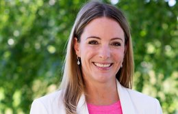 Cornelia Magnin kommt von der Post...