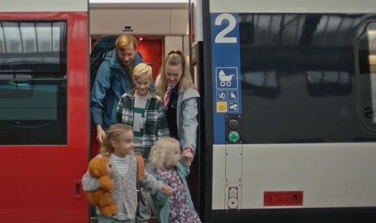 Auch Familien sollen mit der Kampagne angeregt werden, vermehrt mit der Bahn zu reisen...     (Bild: Screenshot © sbb.ch)