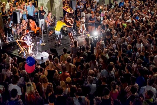 Vorstellungen von einer solchen Stimmung im Publikum bei Kultur-Events sind wieder in weite Ferne gerückt...            (Bild: SRF)