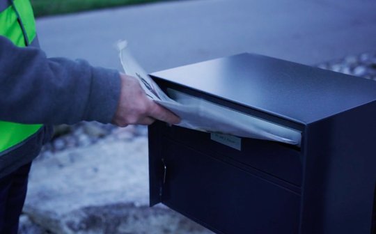 Syndicom kritisiert Bundesrat: «Von der Aufstockung der Subventionierung werden überproportional die auflagenstarken Zeitungen der grossen Medienunternehmen profitieren, die als Kopfblätter weitestgehend identische Inhalte beinhalten.»