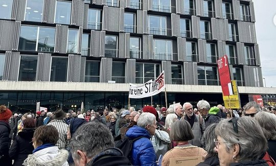 Demo gegen SRF-Abbaupläne am Samstag beim Meret Oppenheim Hochhaus in Basel, wo unter anderem die Abteilung Kultur ansässig ist… (Bild zVg)