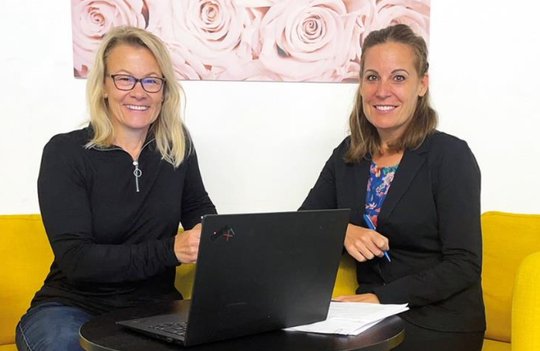 Andrea Wallimann (rechts), zusammen mit Claudia Jenni, Inhaberin & Geschäftsführerin des Kommunikationsateliers... (Bild: zVg)