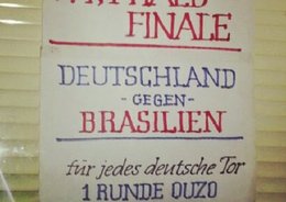 Satire-Aushang: 1 Runde Ouzo gratis