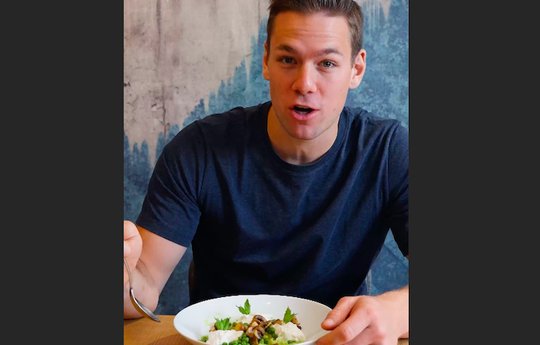 Um als «Ninja Warrior» ganz oben auf dem Treppchen zu stehen, braucht es viele Training und viel Protein... (Bild: Skreenshot)