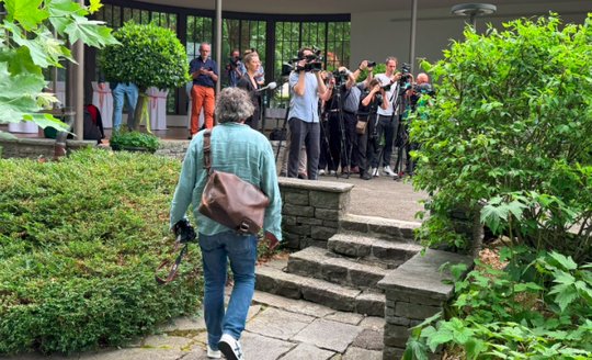 Fotografen und Kamerateams beim Medientermin in Weesen... (Bild: © Klein Report)