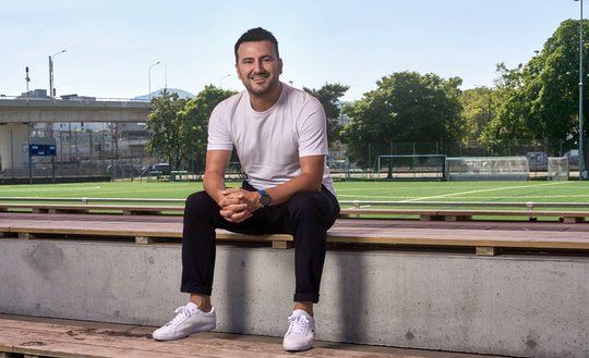 Sieht sich mit üblen Auswüchsen des Wahlkampfs konfrontiert: Përparim Avidili, hier auf dem Sportplatz Juchhof in Zürich...    (Bild: zVg)