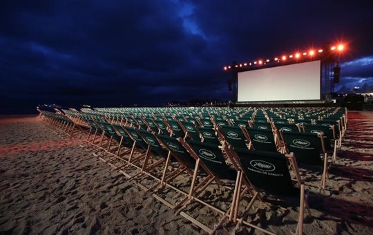 Im Freilicht-Kino an der Croisette können sich Filmprofis mit Touristen über die neusten Filme austauschen...            (Bild: Cannes Filmfestival)